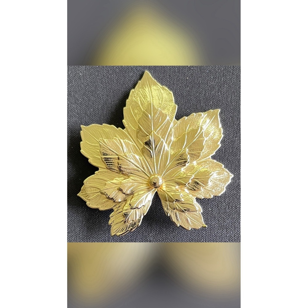 Vintage Designer Gold Tone Maple Leaf Textured Stunning Pin Brooch Fall Autumn